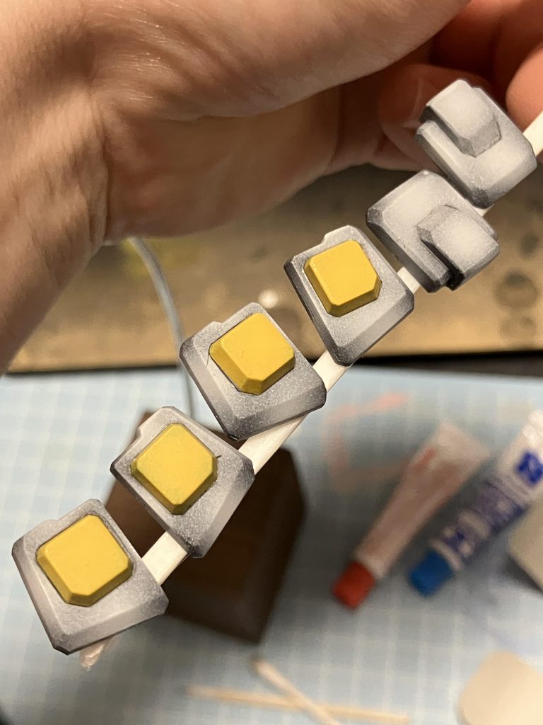 初マスキングです。スカートの裏はプラ板を張っています。