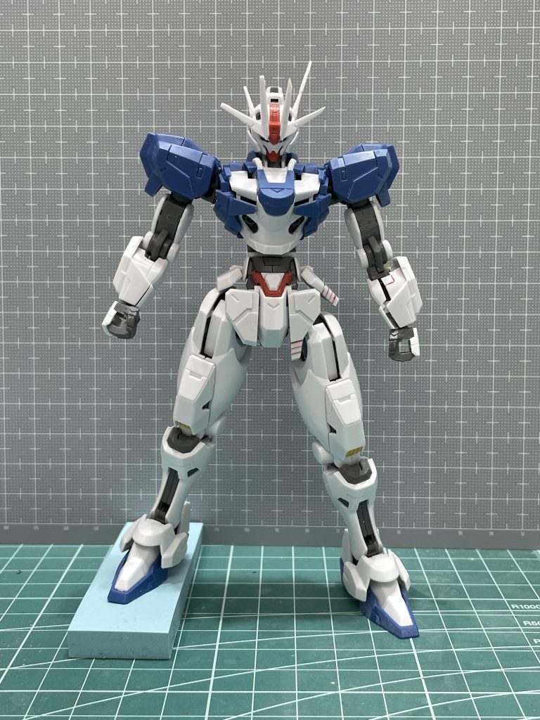 各種改修を、向かって右側だけ施した写真です。アンテナ延長と鋭角化、肩の幅詰め、腕の延長、腹部と腰回りのアーマーの延長、脚の付け根の位置変更などです。これでだいぶスマートになりました。問題は、胴の延長によるヘソ出しルックでしたが、キットのままでは短ラン過ぎるので、少しプラ板で延長しました。