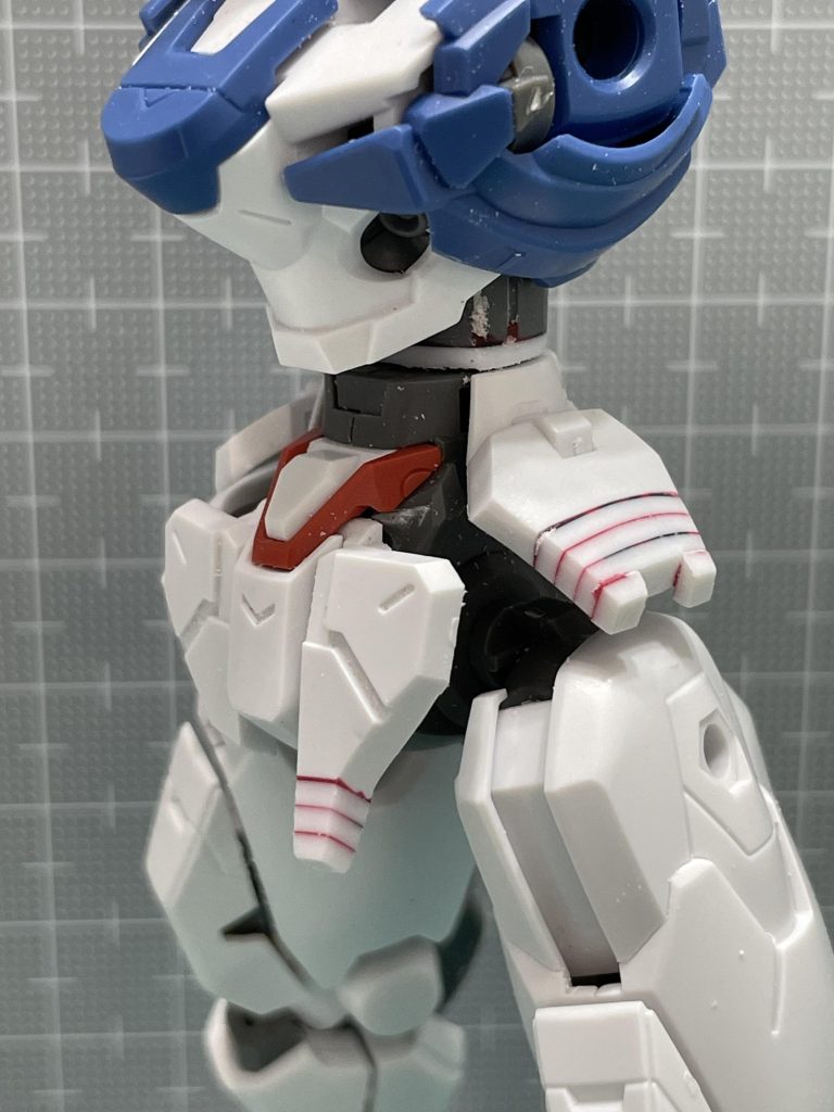 胴の延長工作に伴い、フロントアーマーとサイドアーマーを延長しました。赤い線は、何枚プラ板を重ねたのかわかるようにするために利用した瞬間硬化パテの色です。