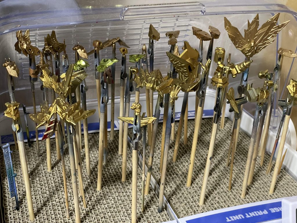 塗装レシピ(自分用メモ)金の成型色は明るめと暗めの2色があったので、ベースの金色を二通りの方法で塗ってみました。が、設定的にはパーツの成型色による金の違いはないので、あまり意味なかったかも😅ベース金1: Mr. Color スーパーリッチゴールド+色の源イエロー・マゼンタベース金2: Mr. Color スーパージュラルミン → Mr. Color 光沢クリア+色の源イエロー・マゼンタエングレービング金: シタデルカラー リトリビューターアーマー (筆塗り)赤: 水性ホビーカラー スーパーファインシルバー → タミヤアクリルカラー クリアレッド黄色: 水性ホビーカラー スーパーファインシルバー → 水性ホビーカラー クリアイエロースミ入れ、トップコートなし