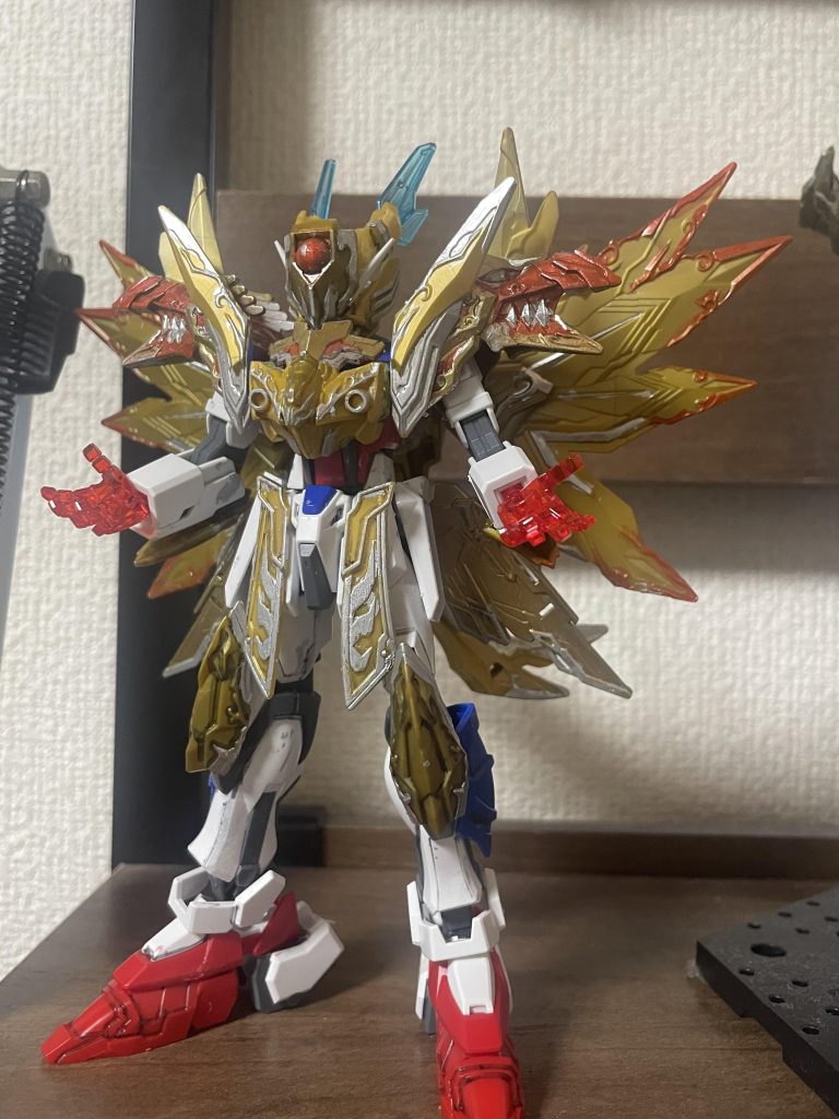 設定としては勇者ロボを目指してましたが途中からシフトチェンジ。大破したストライクガンダムに異世界の神「スペリオルストライクフリーダムドラゴン」の魂の一部が憑依！みたいな事を考えながら作っていたら