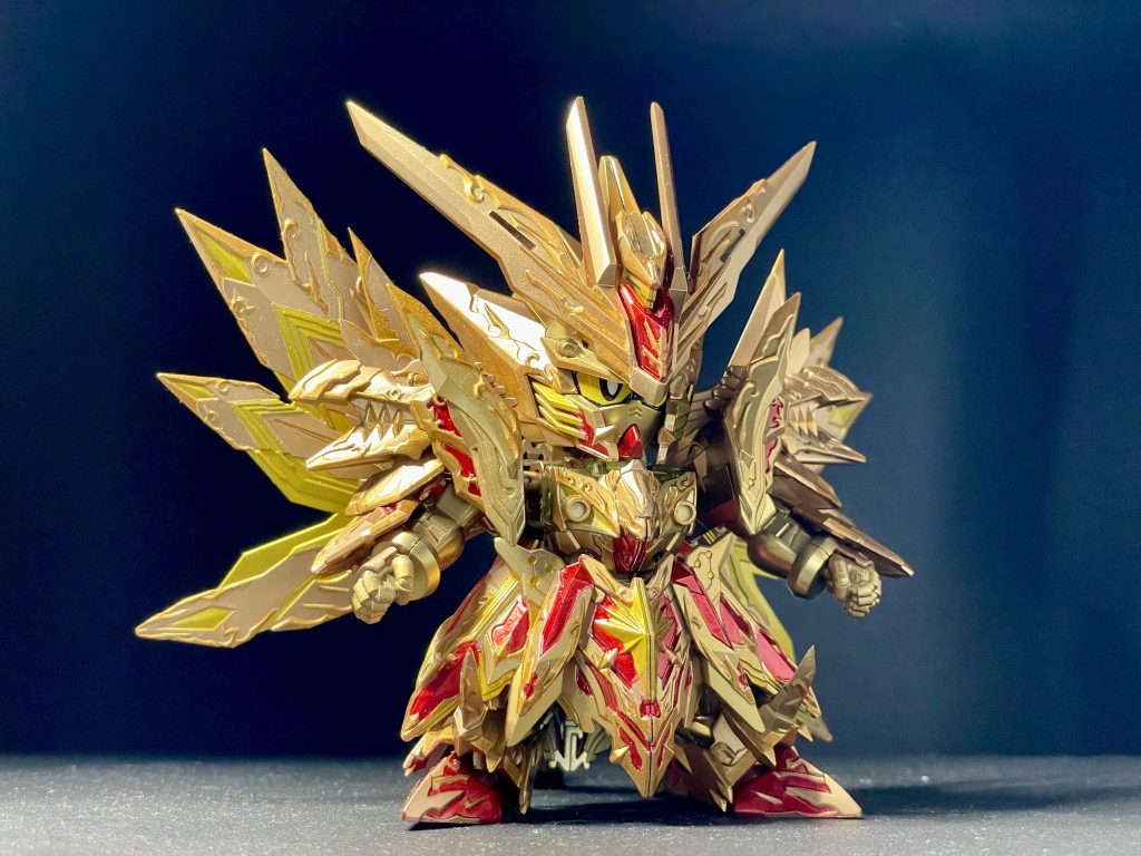 今回、ラッカーのメタリック塗料を初めて使ってみましたが、やはり水性のメタリックとは違いますねー。輝きがいいし、特に隠蔽力が高かく下地の影響が少ないのが良かったです。水性ホビーのシルバーやゴールドは黒などの下地塗装が必須ですからね…。また、ラッカーの上の水性塗料をマジックリンで拭き取る方法をやってみましたが、これは自分にはあまり向いてないかもと思いました。キワを綺麗に拭き取るのが難しくて、ついつい拭き取り過ぎてしまいます…。じれったいのは苦手なので…。あと、大量に綿棒を消費するのも心理的にあまり好きじゃなくて…。拭き取り過ぎてクリアレッドやクリアイエローを筆で塗り足してる箇所多数です😅