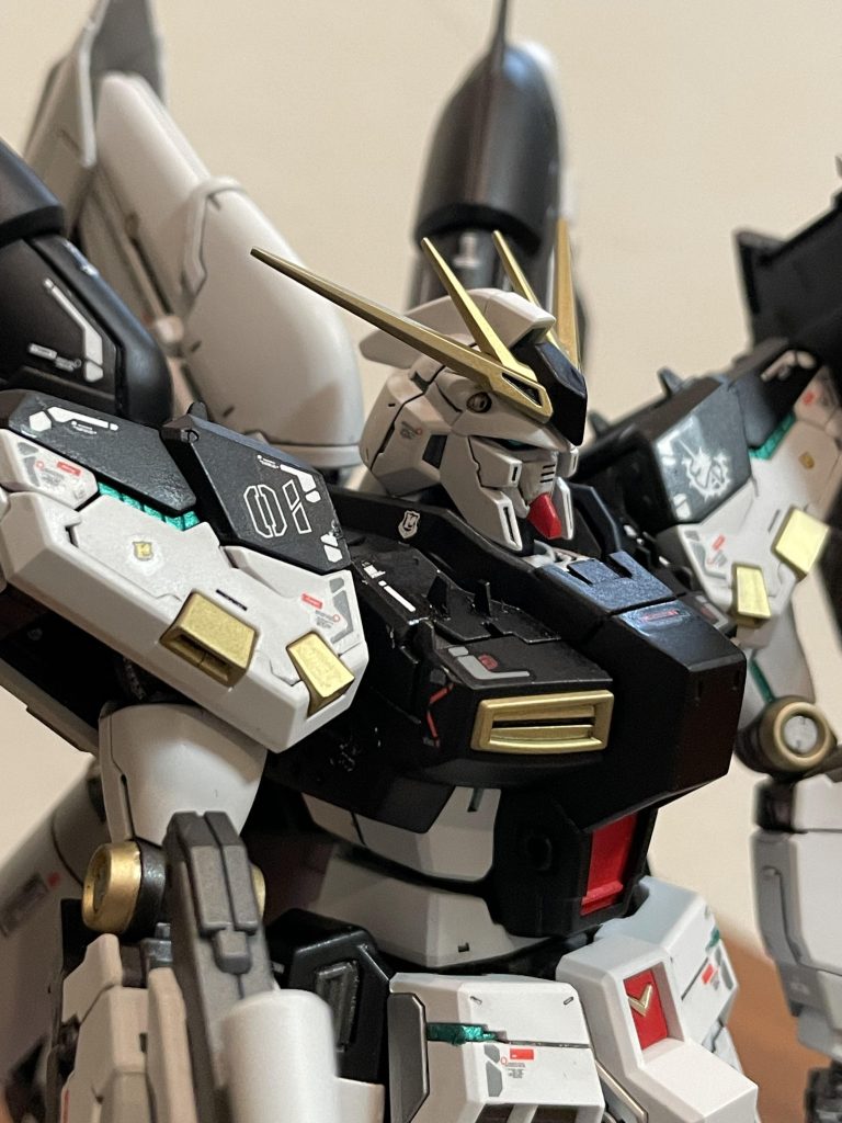 胸部コクピットハッチの装甲が弱そうに見えるので無くして、簡素になった分を胸部両側にフィンを2枚ずつ付けています。