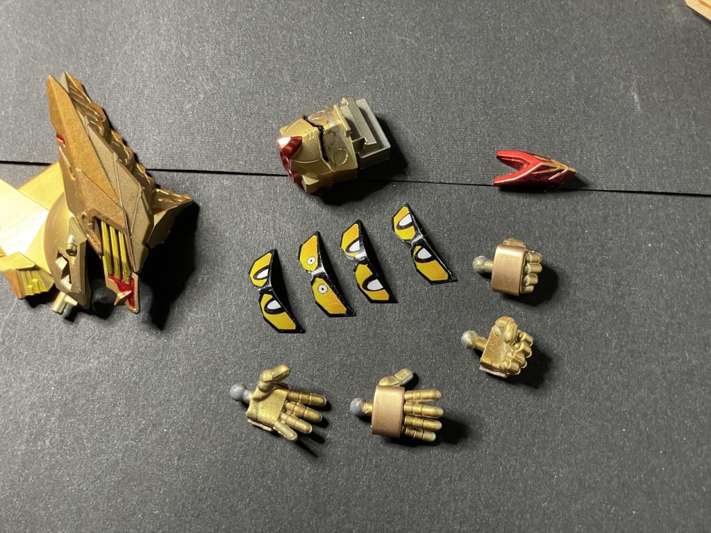 差し替え用瞳と、ハンドパーツ。今回、瞳差し替えはマグネットシートではなく0.2mm厚のスチールシートにプリントシールを貼って作成してみました。スチールシートはマグネットシートと異なり曲げた状態維持できるので、パーツ側にフィットさせやすかったです。表情は正面、左右、キマリ目の4種類。笑顔、伏せ目も作るはずがシールの印刷ミスってなしになりました。ブラックライトで照らしたとき、キマリ目以外は青く光ってますが、これはスチールシートの白コートの蛍光で狙ってやってません😅キマリ目はブラックライトペイント ルミネの赤と緑を混ぜた黄色を吹いて、黄色く光るようにしてます。