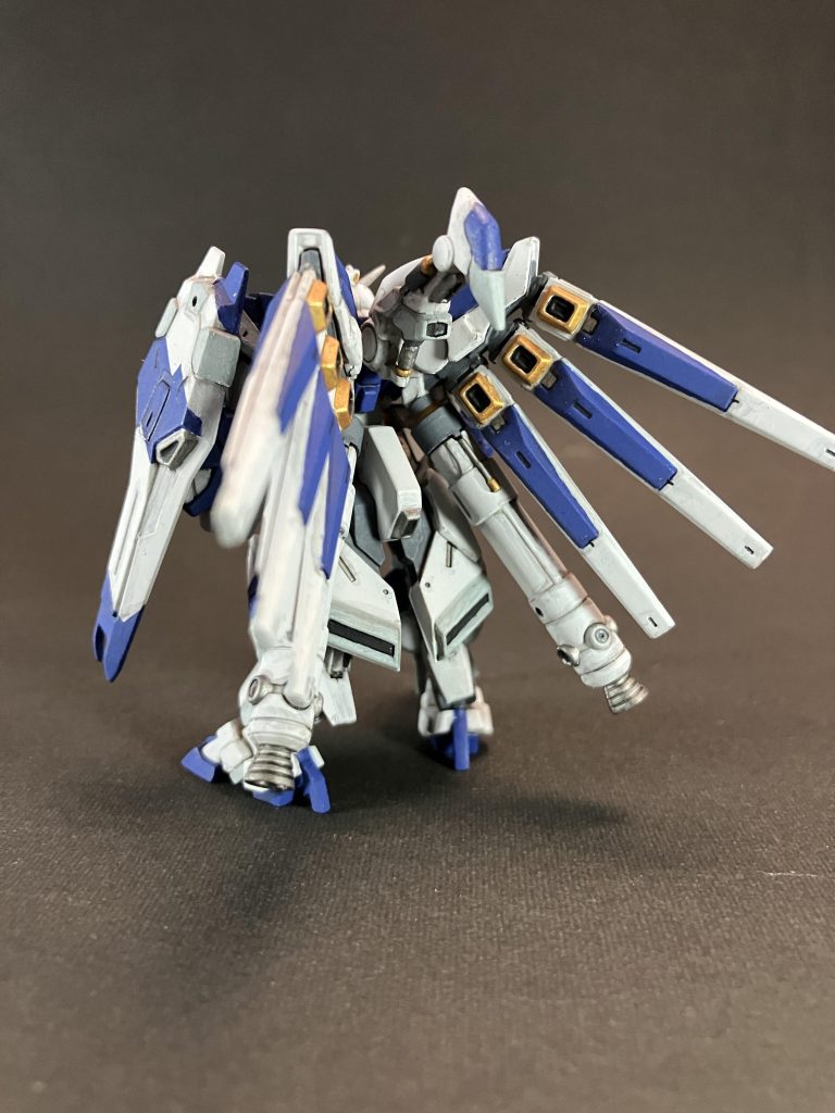 ファンネルの口部分はゴールドに。フィンファンネルはどうしても金に塗りたくなるのです。フレーム類はグレー。シールドはマスキングして適当に塗り分け。はみ出ても修正は簡単です。