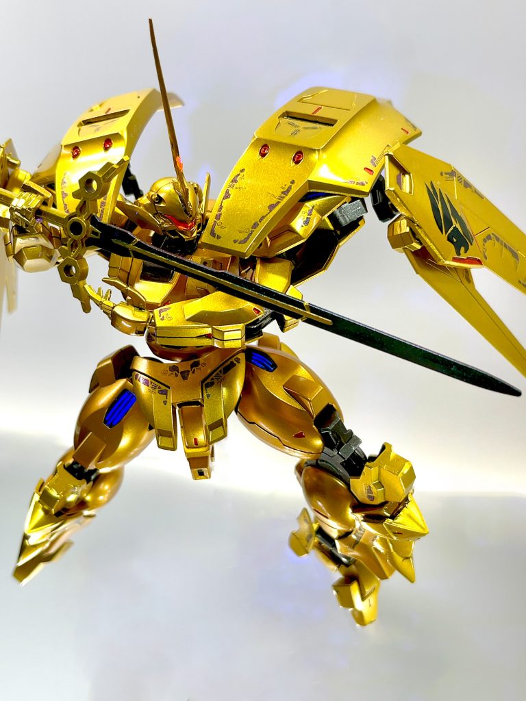 モチーフは自身三度目登場のゼノギアスより、総司令官の愛機ワイバーンです。顔の改造とHGフリーダム、スピナティオから若干部品を貰った以外はダリルバルデほぼそのままです。本来武器は片刃なのですが好みで諸刃にしておりご容赦を😅また今回もハセガワトライツールの黒フィニッシュでジェターク社章作ってます!