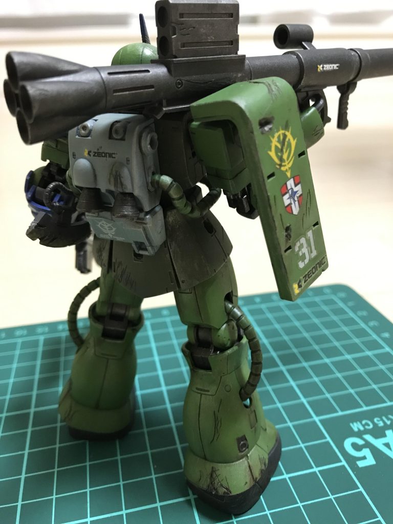 歴戦の痕跡を残したくて全体にデザインナイフとニッパーでダメージ加工を入れて、傷の部分をガンメタとクロームシルバーで塗装Mrウェザリングカラーのマルチグレーで塗装それにより闘う漢ランバラルの機体を再現