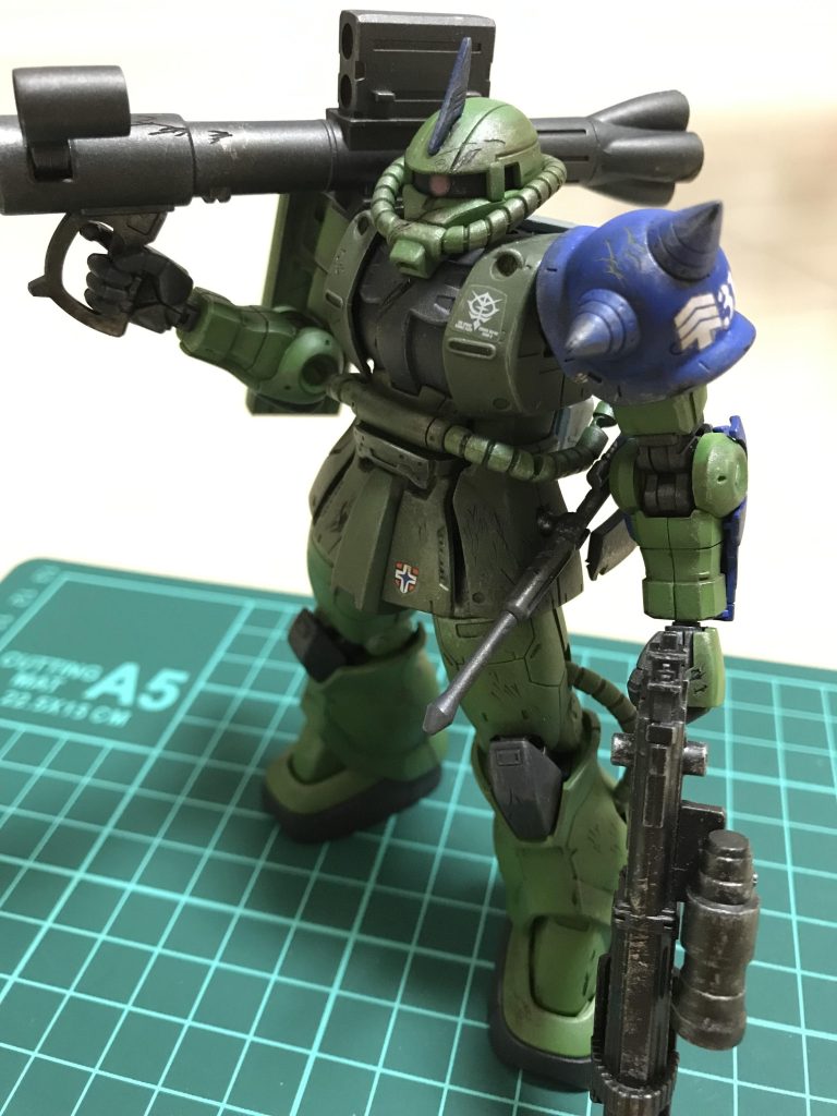 ランバラルがグフを受領するまでに使用していたザクという設定で製作ショルダーのスパイクアーマーのみブルーにしています。