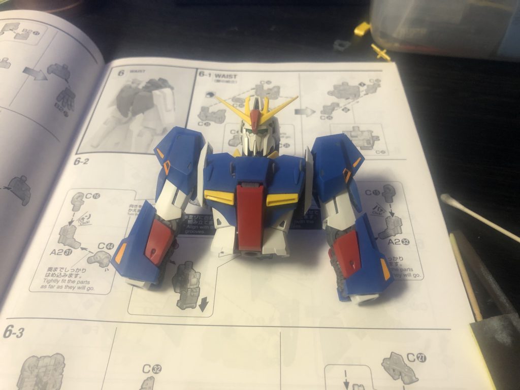 ブレードアンテナ周りの黄色と肩部スラスター、腕部のオレンジ部分がいい感じに映えてると思っていたものの、グレネードランチャー発射口を開くとオレンジ裏側の黄色が部品ごと丸見えだった為、一度バラしてメカサフライトグレーで塗装…