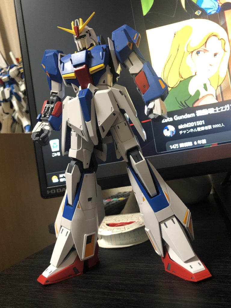 面長に見えるフェイス部は顎のラインをシャープに見せるため若干の削り込み(ほとんど違いがわからず…)