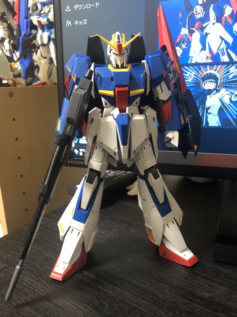 シールド裏に見えてしまう黄色パーツの裏面もグレーと黒で塗装腕部グレネードランチャー開口部から見える黄色パーツの内側もグレーに、ランチャー弾は赤に塗装