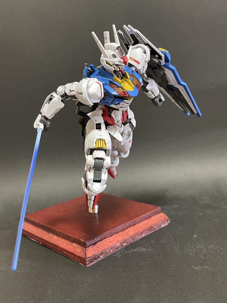 デカールは水星の魔女専用ガンダムデカール汎用1を使用しました。が、大腿部パーツがデカールを張り付け後塗膜割れを起こし塗装のやり直しをした為大腿部装甲のデカールを破壊する羽目になりました。なので大腿部装甲のデカールはジャンクを使用しています。最後にキット自体のポテンシャルは最新キットと言われるだけに高いかなぁと個人的には思っています。最後まで閲覧ありがとうございました。