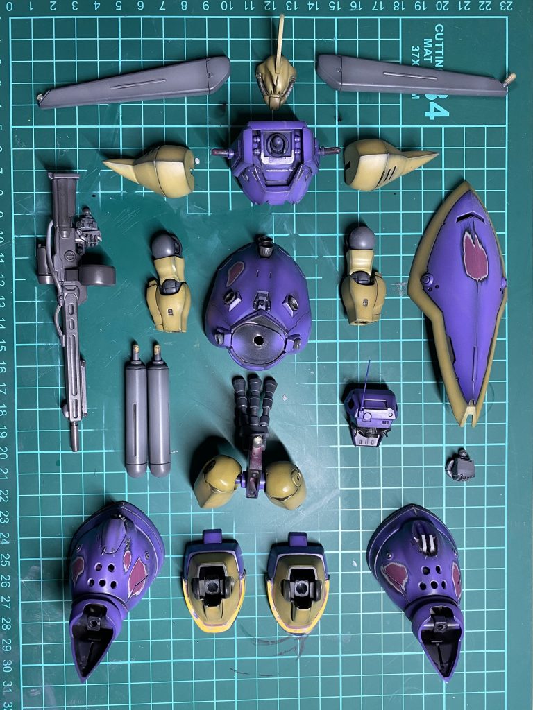 バラしてヤスったりしてます。折れたり欠損したパーツの選定•修復中。リペイント途中は夢中になり過ぎ、写真撮ってませんでした…⤵️。