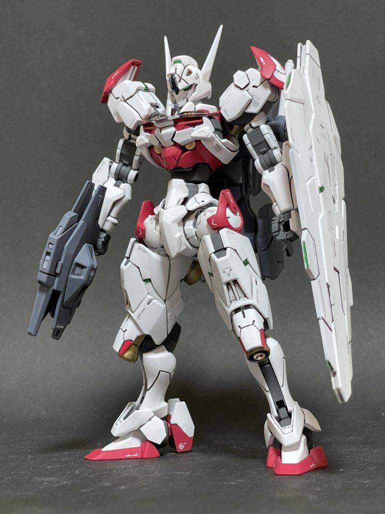 カラーリングはパターンはそのままで半端塗料の消化も兼ねて調色をしてみました。ピンク部はダークよりのピンクに寄せて本体ホワイト部に蛍光ピンクを少量混ぜてみましたがあまり変化が分かりません。