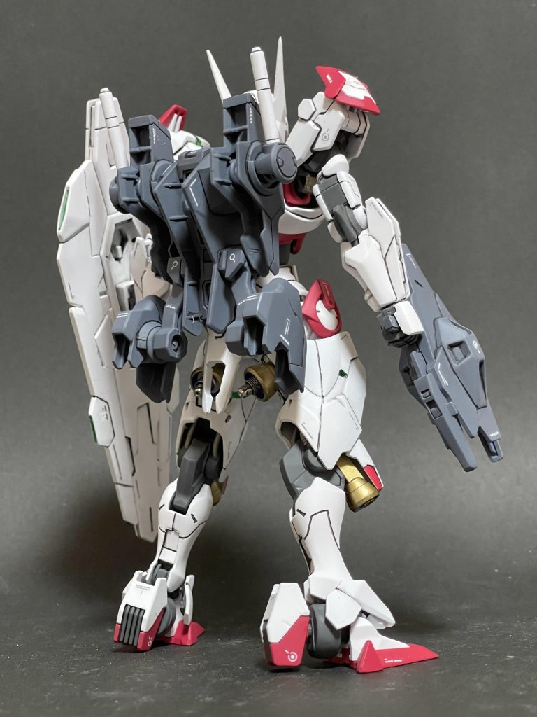 膝裏はスプリングでパイピング、バーニア内部に詰め物をしてカラーは派手めにゴールドを採用しました。スミ入れは普段はあまり使用しない黒を使いましたがちょっとくどくなってしまったのが残念かと思います💦