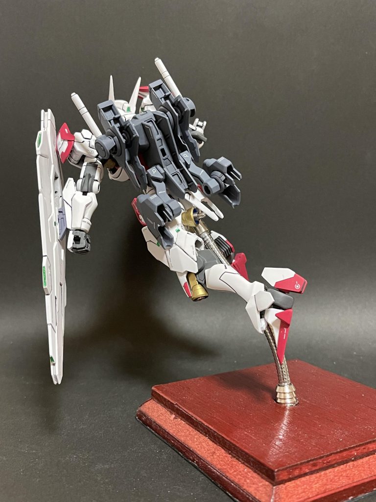 いつもは基本塗装の後に光沢クリアでコーティング後墨入れをするのですが今回は基本色に光沢クリアを混ぜてから塗装してみました。塗膜がしっかり出来ている所は問題無いですが塗膜の弱いところは墨の拭き取り時塗膜を痛めます。要は塗装が下手くそだと言う事ですね(笑)