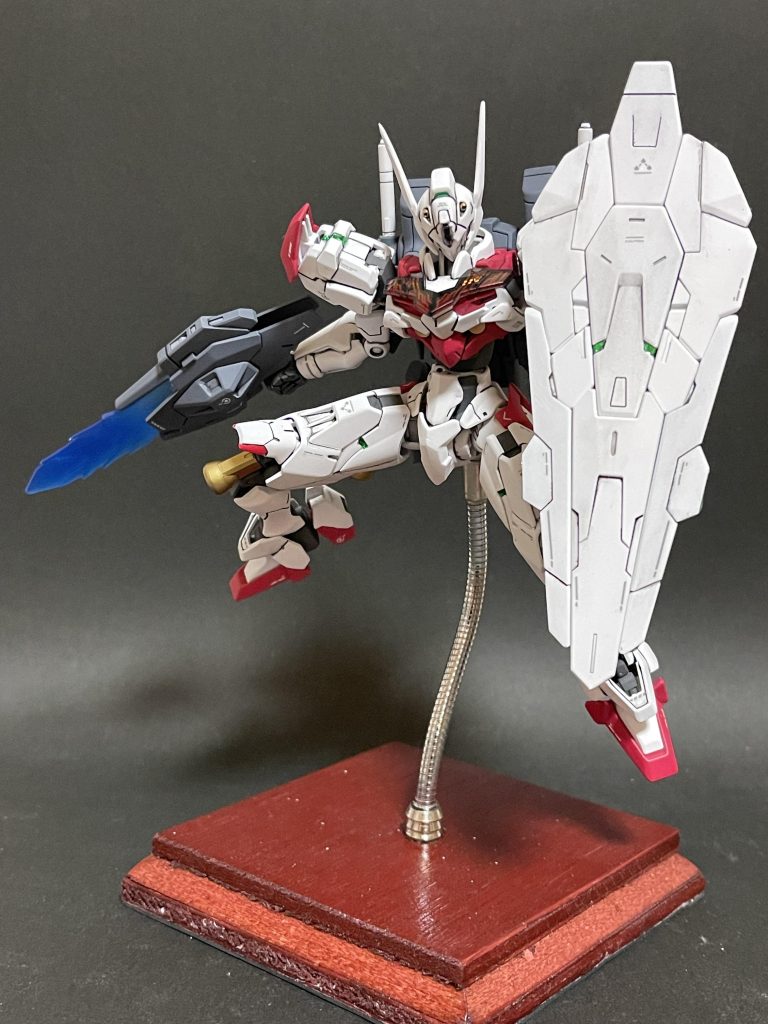 両肩と大腿部にあるグリーンのセンサー部はラピーテープを貼り付けクリアレジンで軽くコーティングしました。シールドのセンサー部も同様。