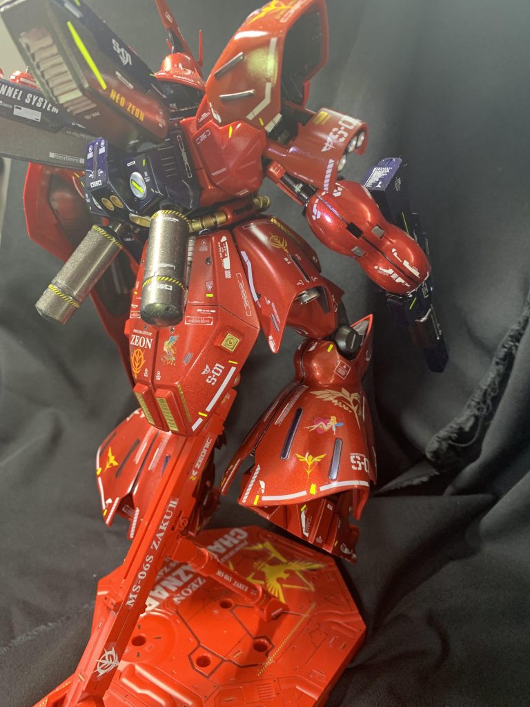 スタンドはシャアザク仕様ですが流用w。モノアイ以外でも蛍光テープ使用してます。デカールは増し増しですw。