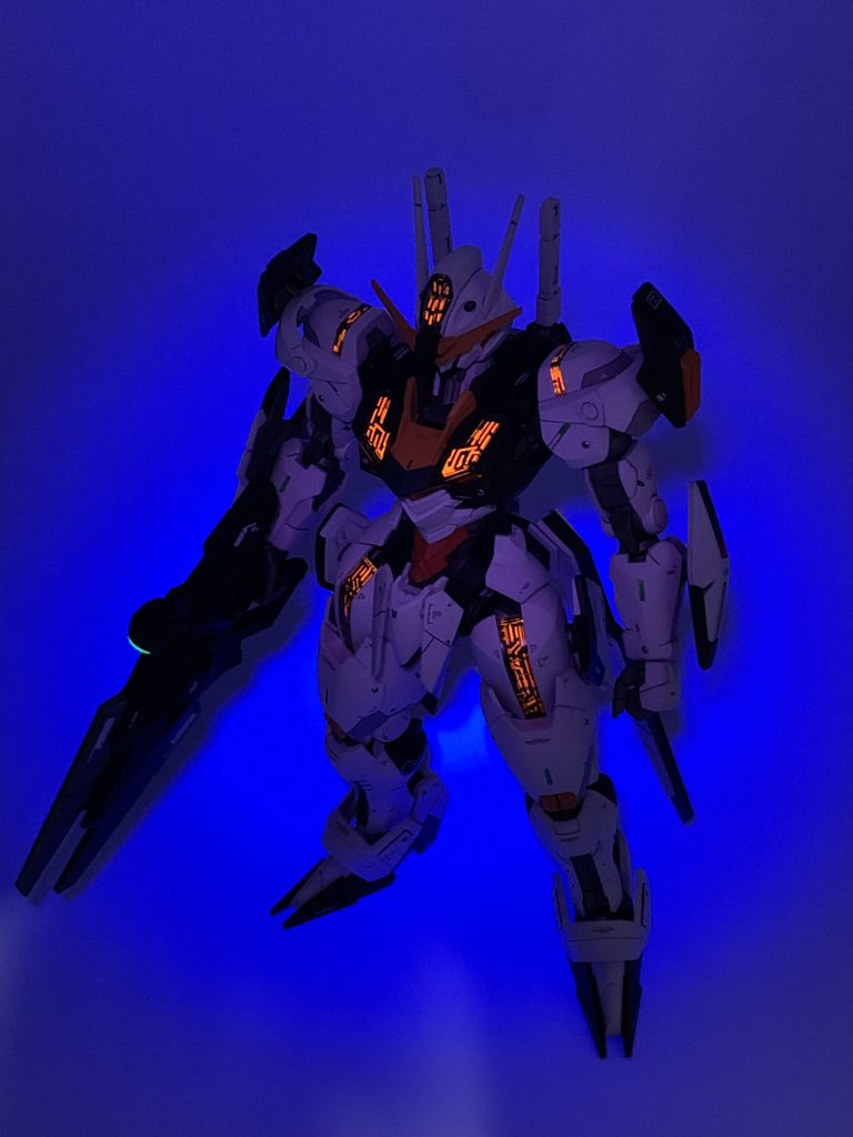 白背景にUVライトで照らしました。これが一番見やすいですね。最後までご覧いただきありがとうございました。