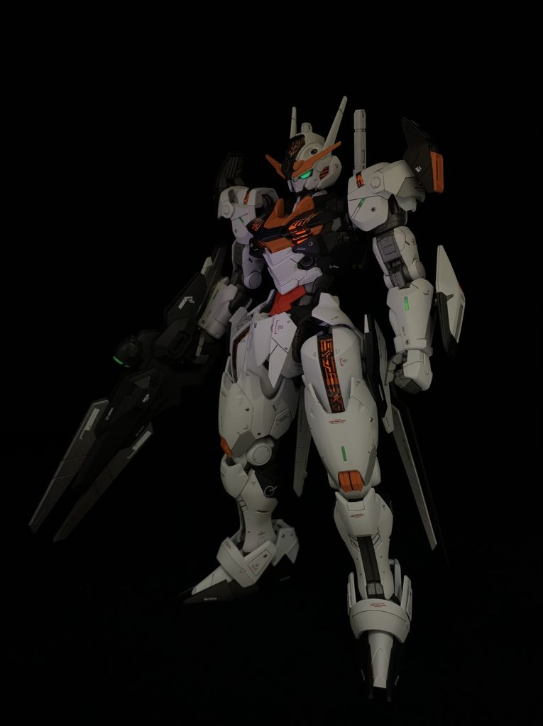 シェルユニットは漂白剤でメッキを落として蛍光オレンジで塗装。この色のパーメットスコアはいくつなんでしょうかね。劇中に出てきたら嬉しい。黒背景でUVライトで照らしてみました。撮影下手です。