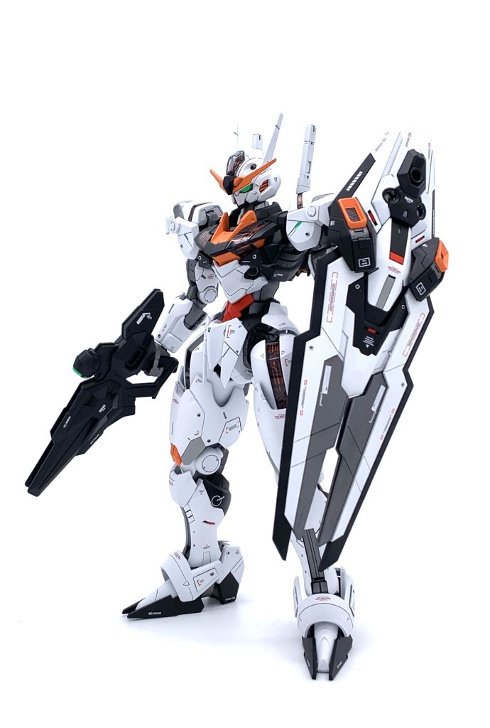 タガネでモールド掘り直し、パネルラインを各所に追加しています。新たな試みでレッドチップや金属パーツでディテールアップしました。