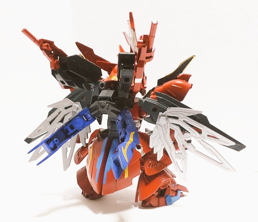 背面部分  フレームを隠す為に大型のリアスカートを付けました(呂布シナンジュの赤兎馬のパーツです)リアスカート部分は腰のサイドアーマーにつながっています