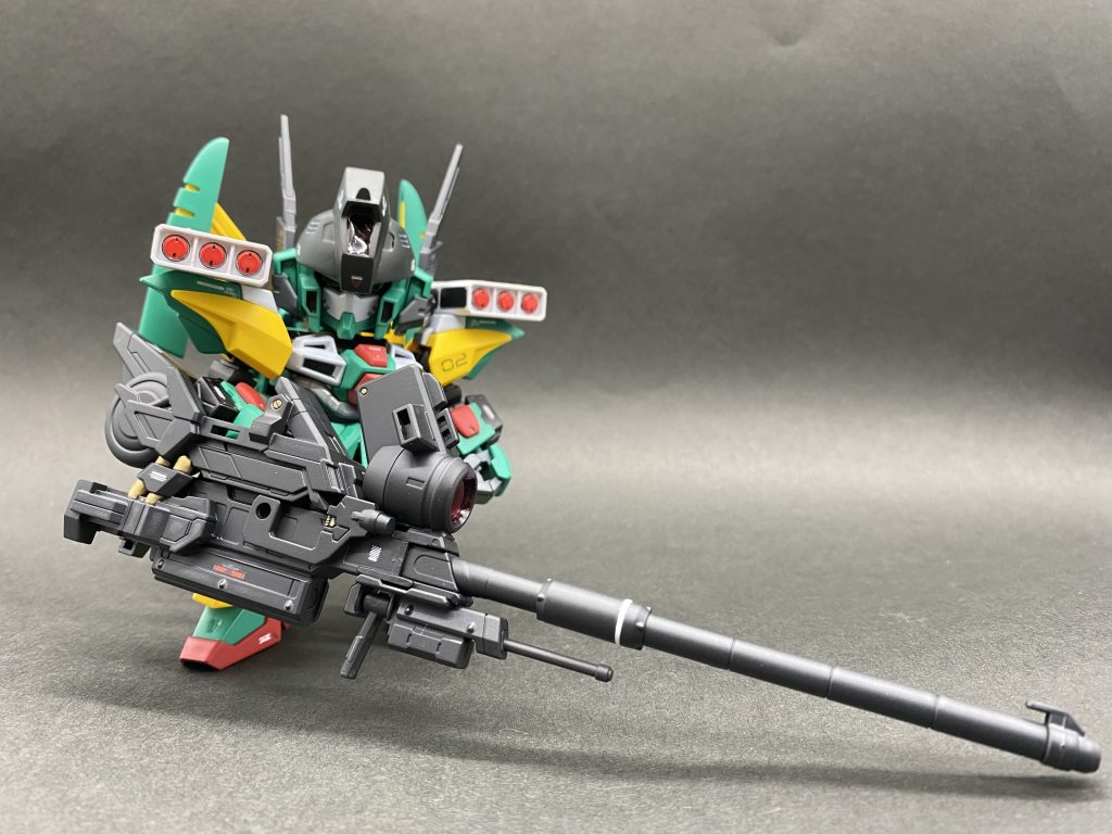 メインウェポンのインナーアームスナイパーキャノン。鉄血武器セットの滑腔砲とサージェントヴェルデバスターDXセットの足パーツ組み合わせて作りました。センサーサイトはケルディムの太陽炉パーツを流用。