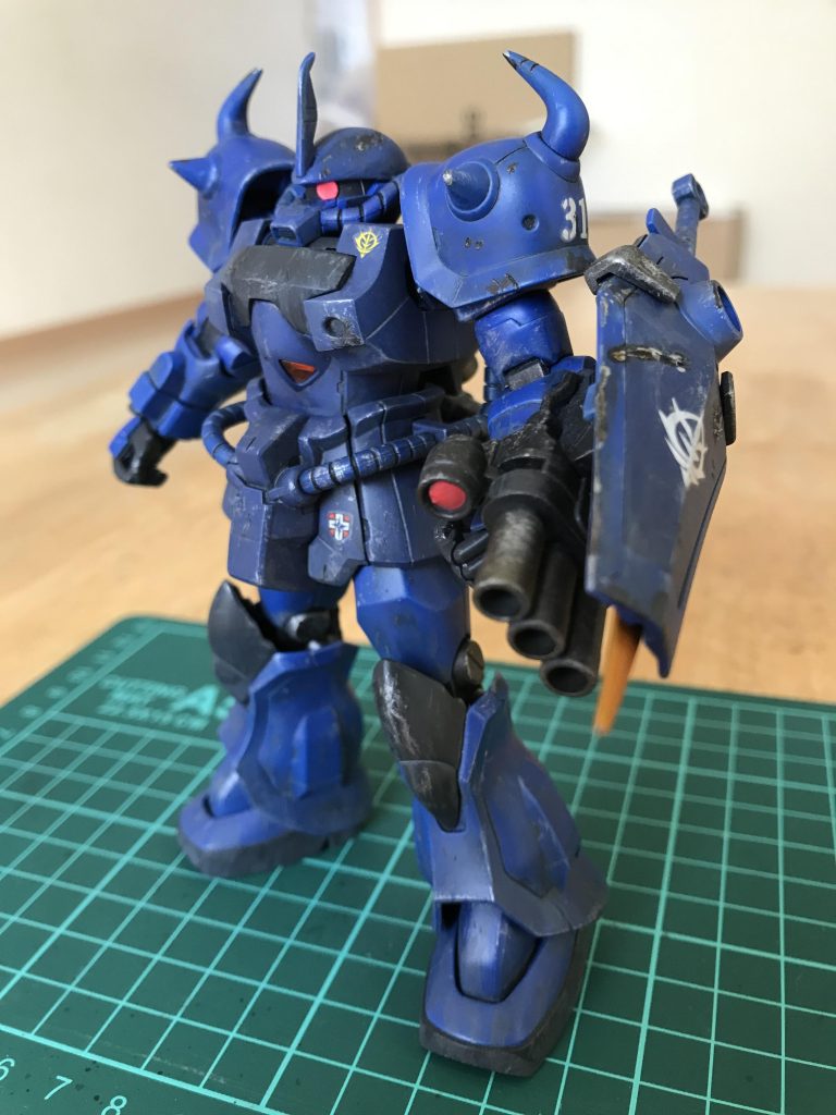 綺麗に作りましたが、ゲリラ屋のラル様用なのでダメージ加工とウェザリングをしています。塗装は胴体が大好きなティターンズカラー2にジャーマングレーで調色。顔と手脚はティターンズカラー2にコバルトブルーとニュートラルグレーで調色しています。胴体と手脚の色は遠からず近からずの配色にしました