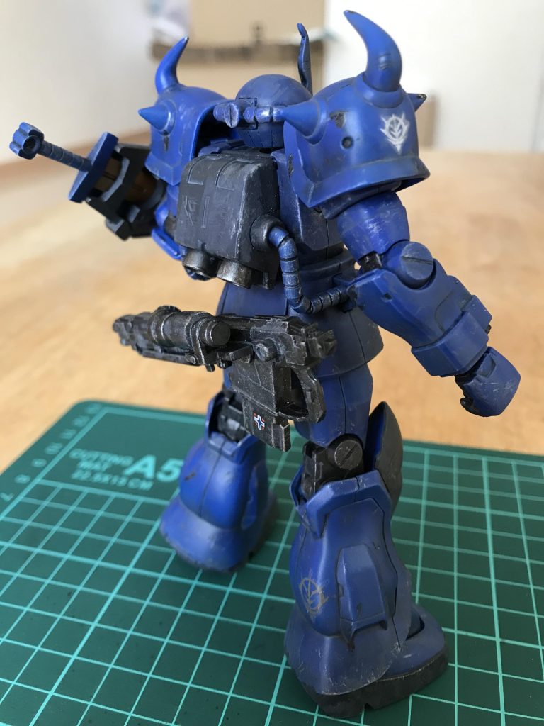 腰に武器を取り付けられるようにしています（武器側に3mmランナー付けただけです）こちらもオリジンザクの対艦ライフルを改造したショットガン風の武器