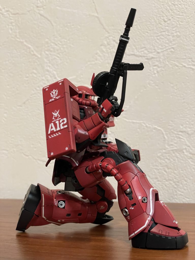 シャアピンクでは、軽く見えてしまうので、濃いグレーのサフの上にシャアピンクにブライトレッドを足して塗装しました。