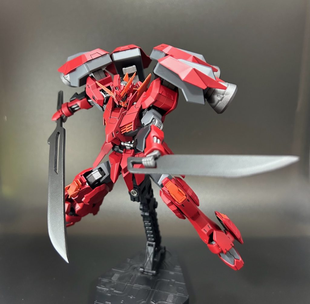 両肩のバックパックのスラスターはコトブキヤのキットから流用して、超高機動型のガンダムフレームとして作りました。