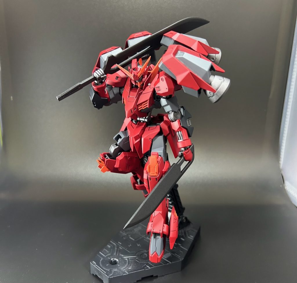 外装には他のガンダムフレーム機と同じ物が装着されているが、これはロールアウト時の慣熟訓練の際、そのピーキーな操縦性能から接触事故が多く、予算軽減のために他機の予備パーツを使用したため。ー以上妄想終了ー