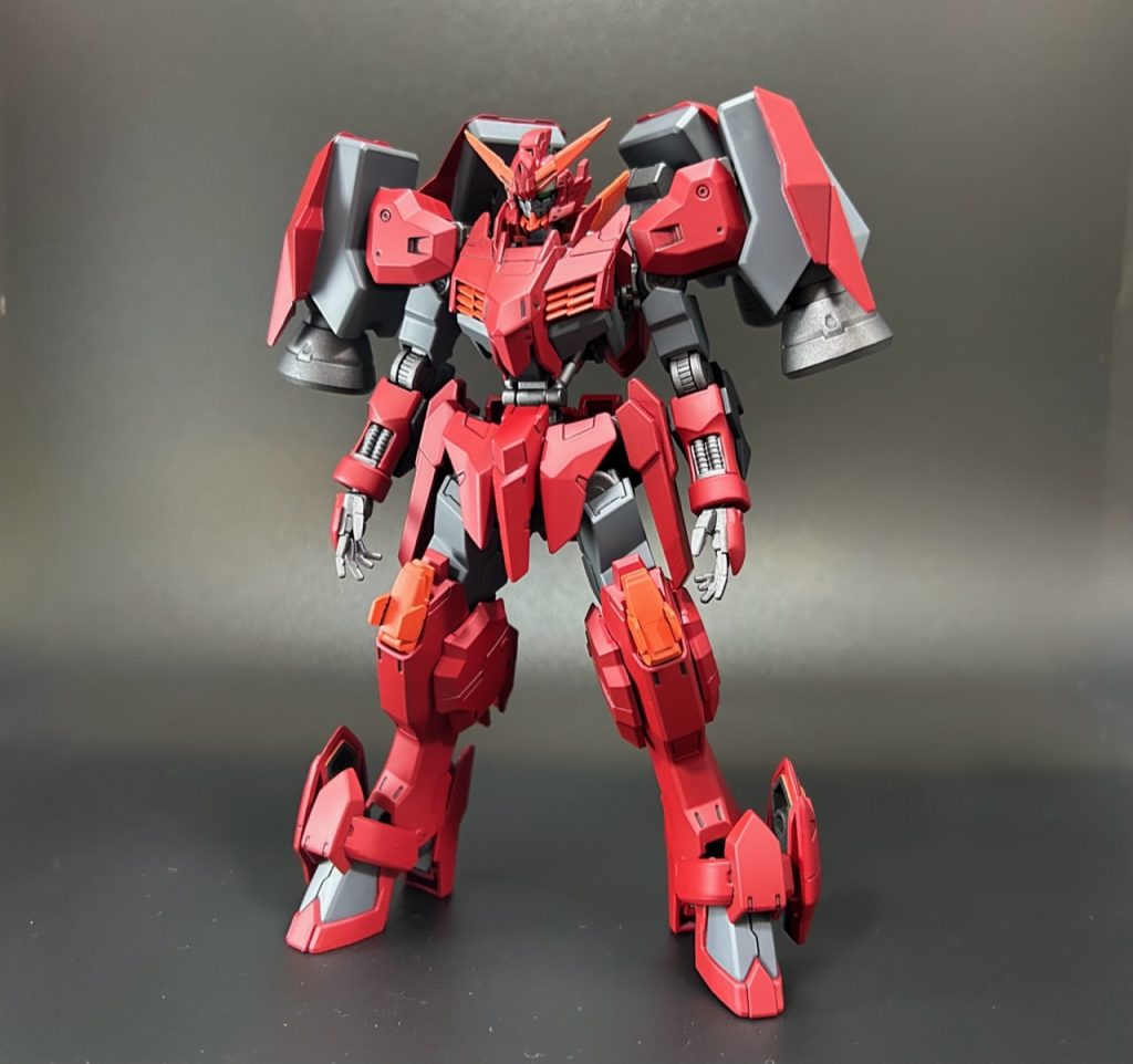 ー機体設定(設定捏造あり)ー火星郊外の埋没施設にて、コールドスリープ状態のパイロットと共に発見されたガンダムフレーム。両肩とバックパックに装備された大型ブースターが特徴で、加速性能は後発機であるガンダムキマリスをも大きく凌駕する。しかしそれに伴う加速Gも非常に大きく、最大稼働時には15G以上となり、加速中の軌道変更は大きなリスクが伴う。