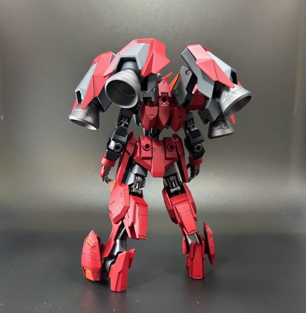 主兵装の斬月二刀はガンダムバエルと同じ特殊金属製で、製法が異なるために黄金ではなく黒刀となっている。両肩とバックパックのスラスターは、ガンダムグレモリーと同様のナノラミネートコートを施しており、圧縮充填した大量の推進剤への被弾と誘爆を防ぐと同時に、堅牢な盾としても機能する。