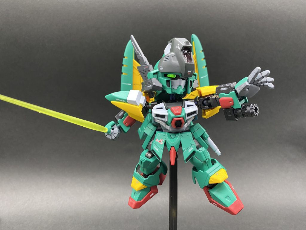 ビームサーベルや腕部ガトリングはキットのままです。