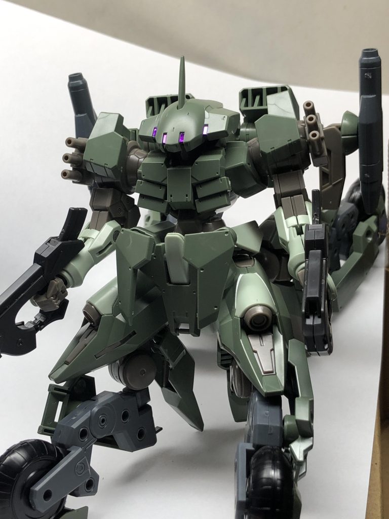 車輪の装甲を地面に向けて歩行形態へ。