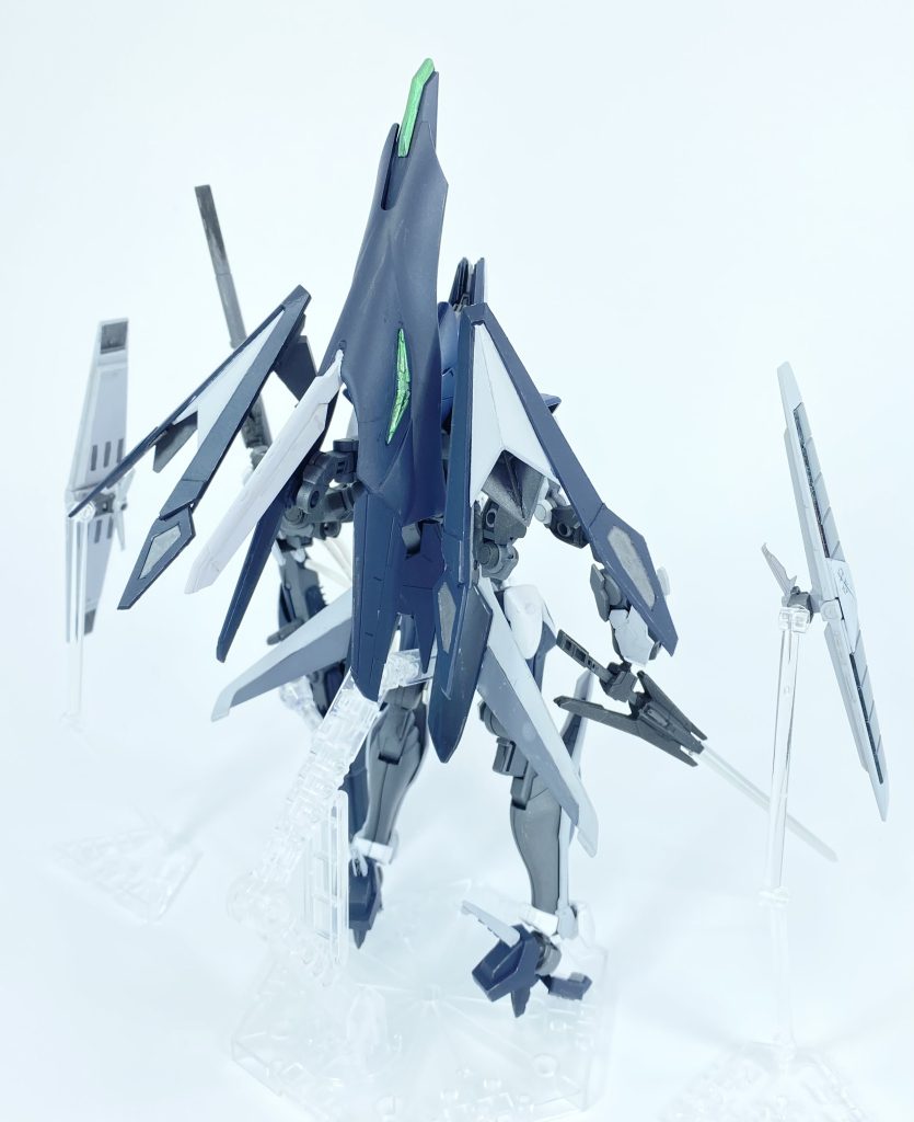 [FP/Sp.M-79 Gs-Ⅱ イリュシオン]ペイル・テクノロジーズ内において、GUND-ARM Inc.によるM&A、シンセー開発公社との事実上の合併により新設された部署、カリギュラ・システムズによって開発されたGUND-ARM搭載型MS、いわゆるガンダムである。開発主任及びテストパイロットは「ツバインヒ」カリギュラ・システムズにはシンセー開発公社の技術者も多く合流しているほか、本機の開発は親会社となったGUND-ARM Inc.に対しても極秘裏に行われており、シンセー開発公社の開発したMS、エアリアルに比肩するほどに謎の多い機体といえる。機体の基本構成、設計には、ファラクトから得られたデータが多く流用されており、フレキシブルに稼働する大型スラスターなど、推進系の技術を得意とするペイル・テクノロジーズの特色が強く出ている。また装備構成もファラクトに類似しており、大型ビーム砲であるバスターランチャーを主な武装としている。このほか、中・近距離での戦闘が想定される場合には、ビームライフル機能が搭載された実体剣、ガット・ブロウも運用される。また、本機の頭部、シェルユニット内にはシンセー開発公社から提供された、有機AIシステム「シン・ファイア」が搭載されており、パイロットへの負荷をパーメットスコア3程度まで軽減しながら擬似的にパーメットスコア5.5相当の性能を発揮することが可能となっている。