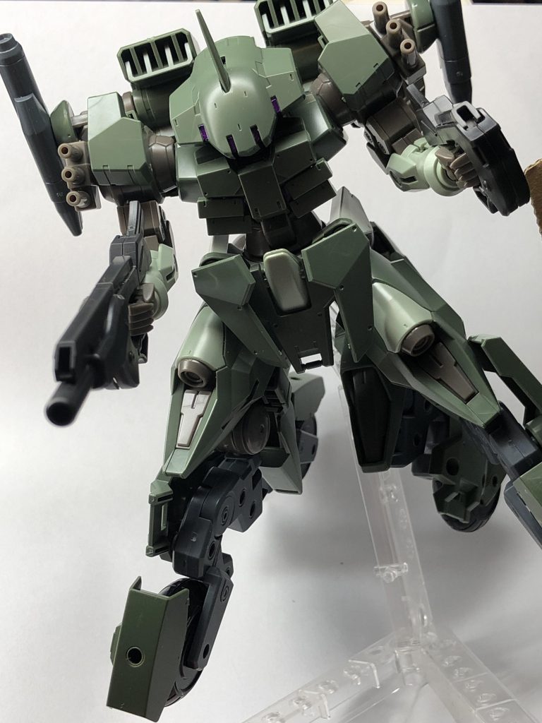 二体のストライカージンクスを使用して製作。後ろ脚用にテールブースター部分にボールジョイントを追加。