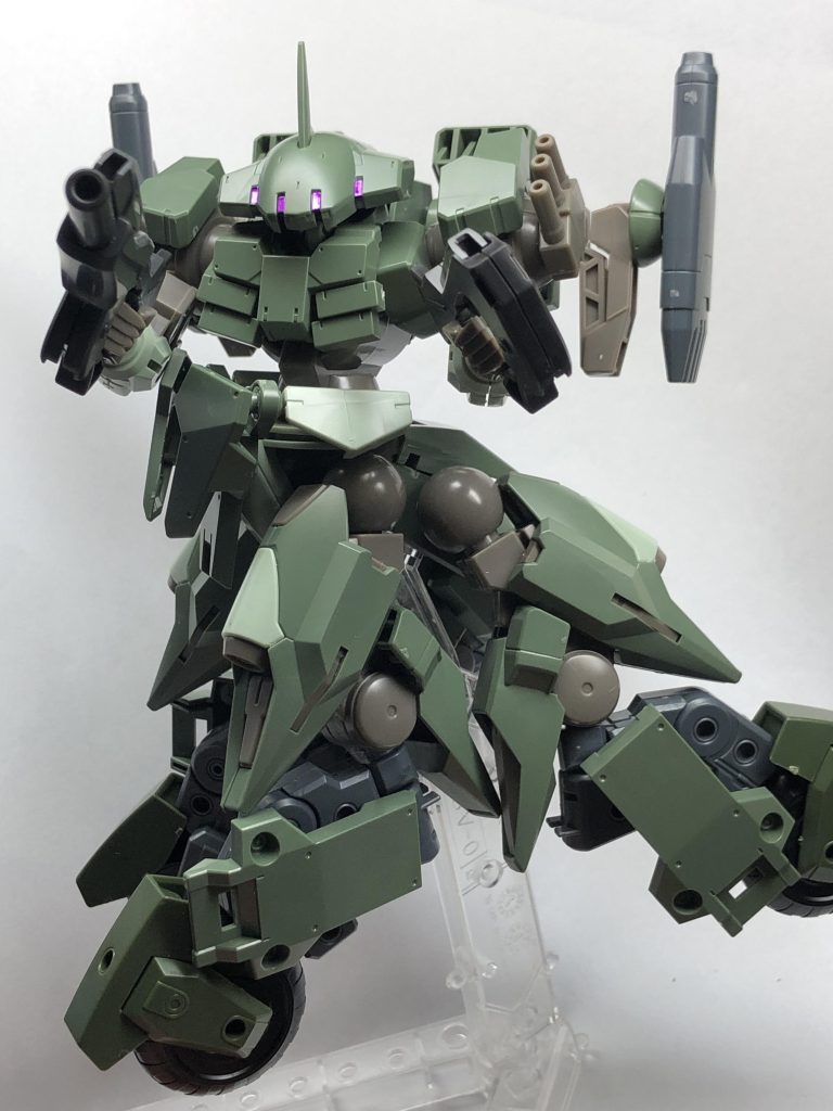 膝下はマシンライダーのパーツを二体分使用して車両タイプの四脚にしました。