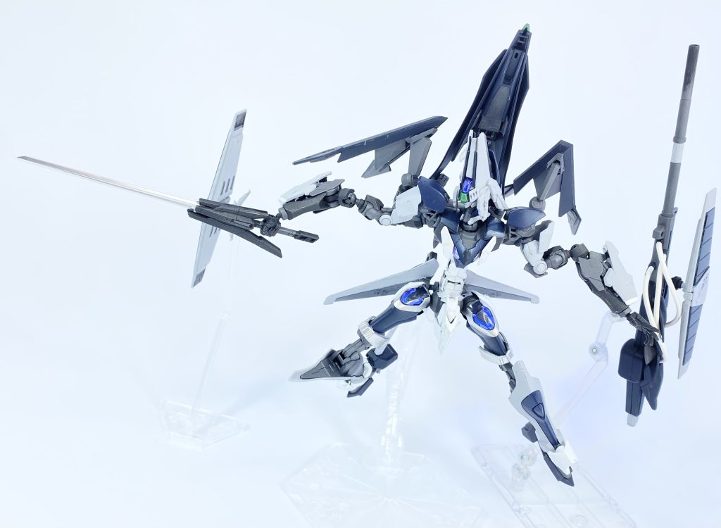 [ガット・ブロウ]本機が運用する中・近接戦闘用の試作武装。ビームライフルとしても運用可能で、武装を持ち替えることなく中・近両方の距離に対応することが可能。