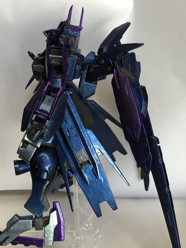 好みのパーツでビルドしたら角ばった感じの機体になりました。