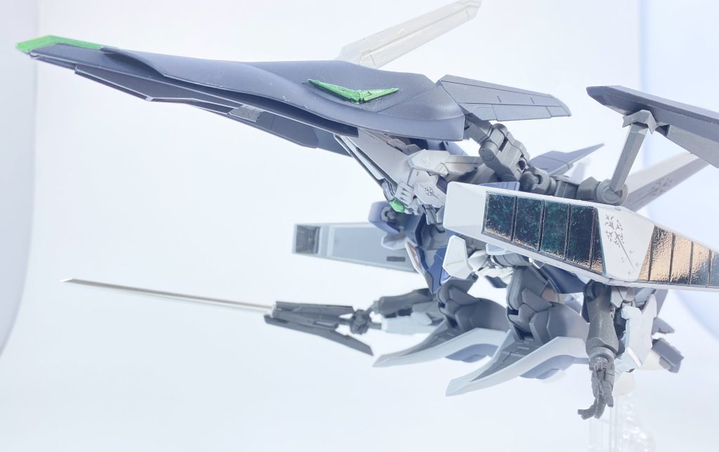 なお、この形態でも、可動域は制限されるものの両手を展開することができ、近接戦闘を行うことが可能である。