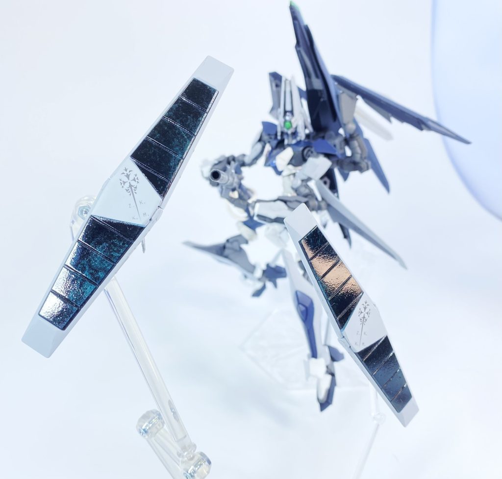 [ソーラーバインダービット]本機に搭載される唯一のビット装備。攻撃性能は搭載されていないが、エネルギーフィールドを用いた強固なシールドとなっており、本機の周囲を常に浮遊し、機体にせまる脅威を自動検知して防御を行う。なお、表面はソーラーパネルとなっており、エアリアルやファラクトのように本体とドッキングし、充電する必要は無い。