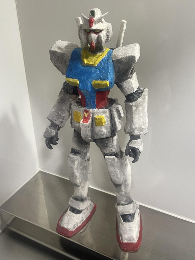 粘土ヘラ等使わず、手指のみで造形。記憶にある最大スケール1／60を超える大きさを超えるものを持ちたかった。これも子供時代に欲しいガンプラが手に入らないトラウマか笑これを作りながら、もしかして道具や工程に制限を付けなければガンプラに近づける？と考え始め、第三作νガンダムにつながります。νガンダムが完成した今、クオリティの高いものではありませんが、少年の夢感はあるかなと。見本なしで製作。細かい仕様違い、製作都合の適当な造形ありますが大らかな目で。