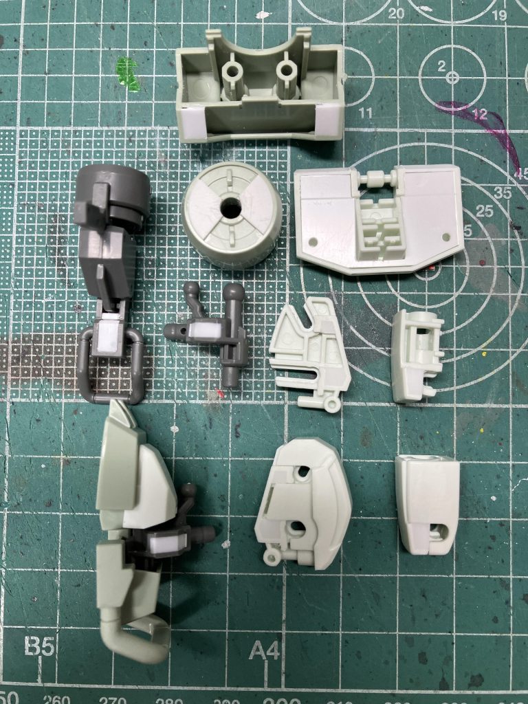 制作途中肉抜き穴がちらほらあるのでプラ板で埋めました。