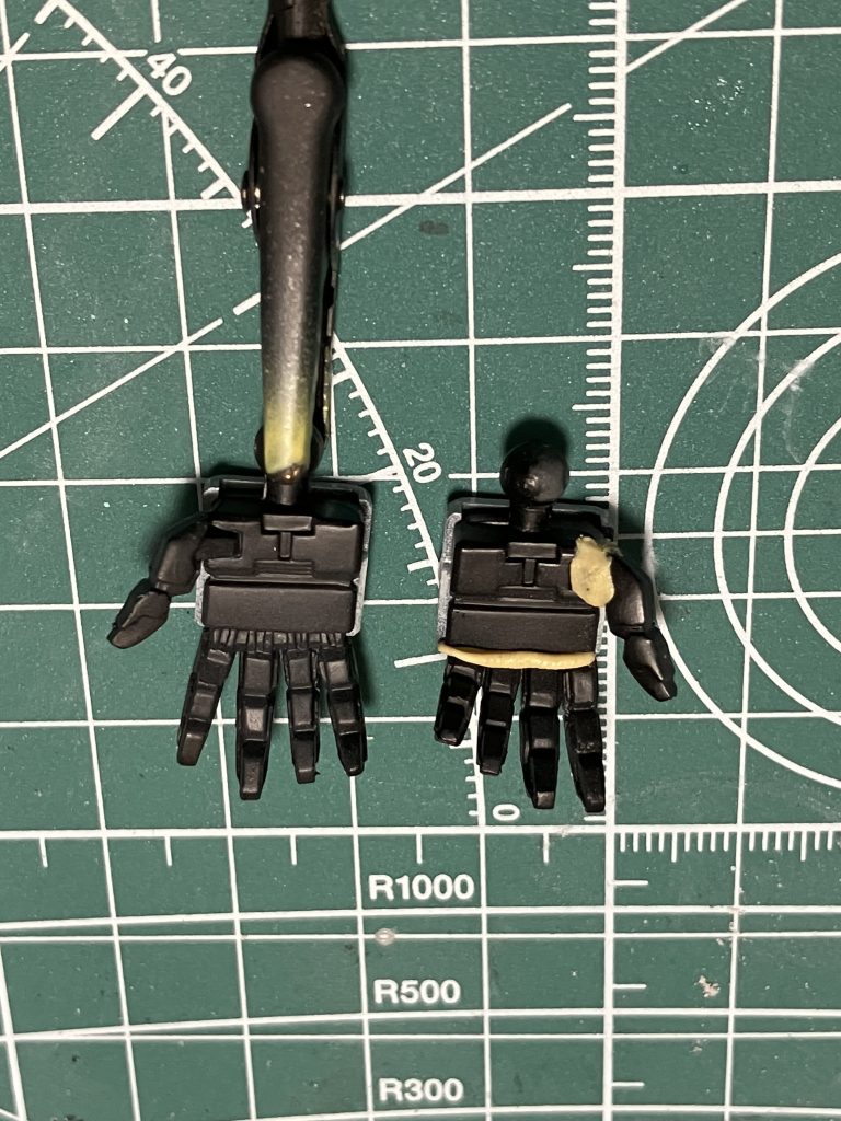 キットの平手は造形は素晴らしいですが、一体成型の都合で立体感がなく、ぎこちなく感じました。ということで指の付け根で切り離し、エポパテで角度を調整してみました。