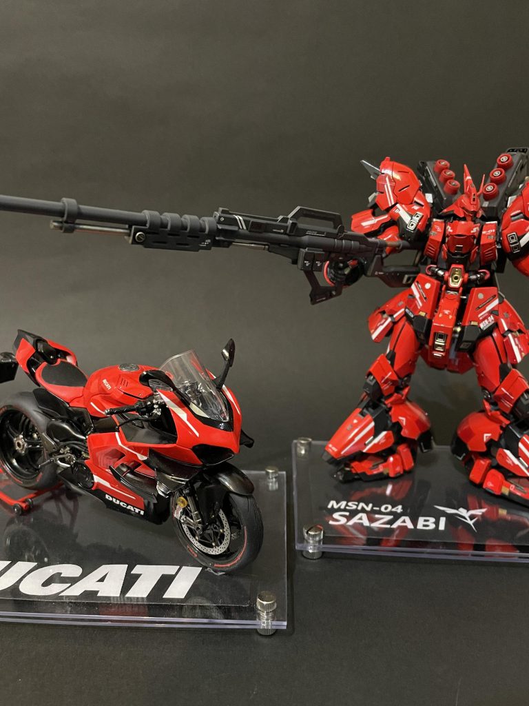 カラーリングモチーフはドゥカティスーパーレッジーラV4。元々これを作っていた時にマスキング塗装が面白くなってしまい、そのままの勢いでサザビーの製作に入った感じです。ガンプラじゃないプラモ写してしまいすみません…