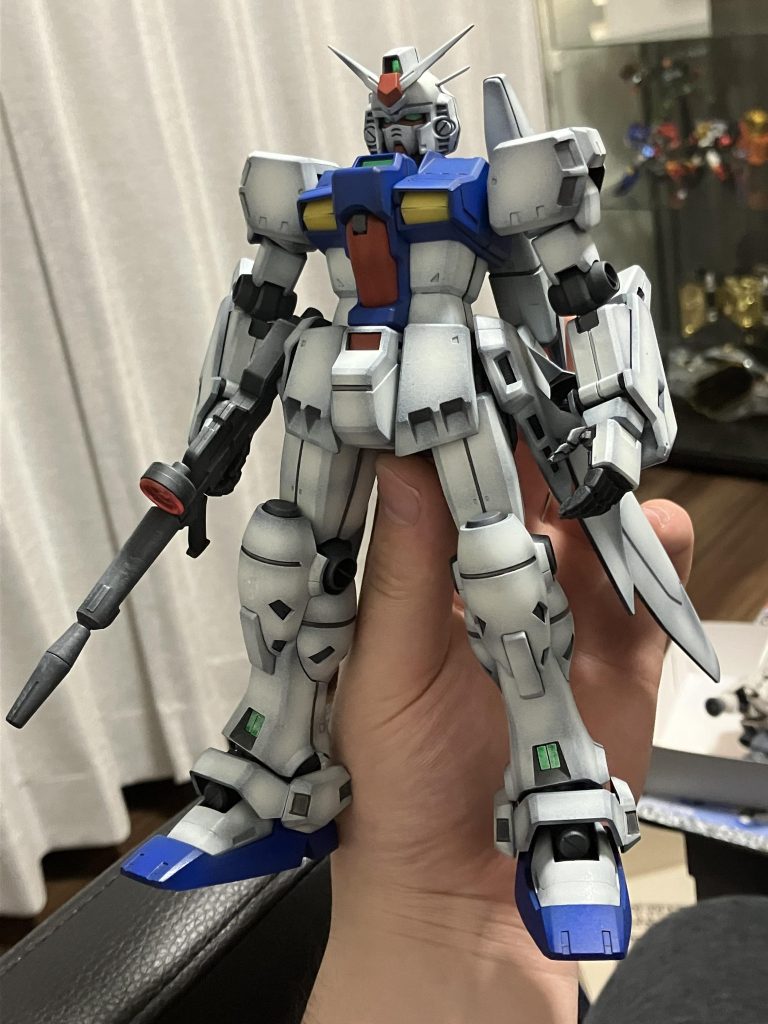 墨入れはグレーで行いました。スカート、足周り、肩のグレーも同じ色でタミヤエナメルで塗装しています。素立ちもいい。