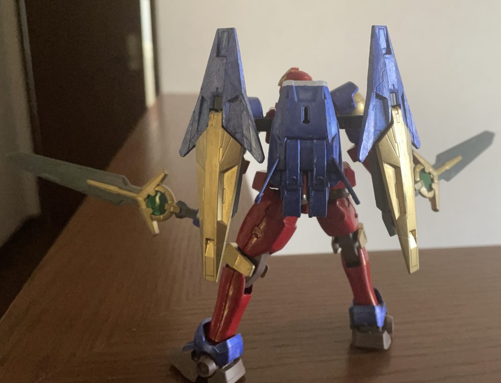 背中に追加された新装備レグルスラスターユニットリーオーの原型とも言えるトールギスの加速性能を再現する為の装備で非展開時には盾の役割も果たすヒーローが羽織るマントをモチーフにしているので比較的シンプルな構成になっているのが特徴である最初からトールギスをベースに選ばなかった理由は汎用機であるリーオーの方が自由に改造しやすい為