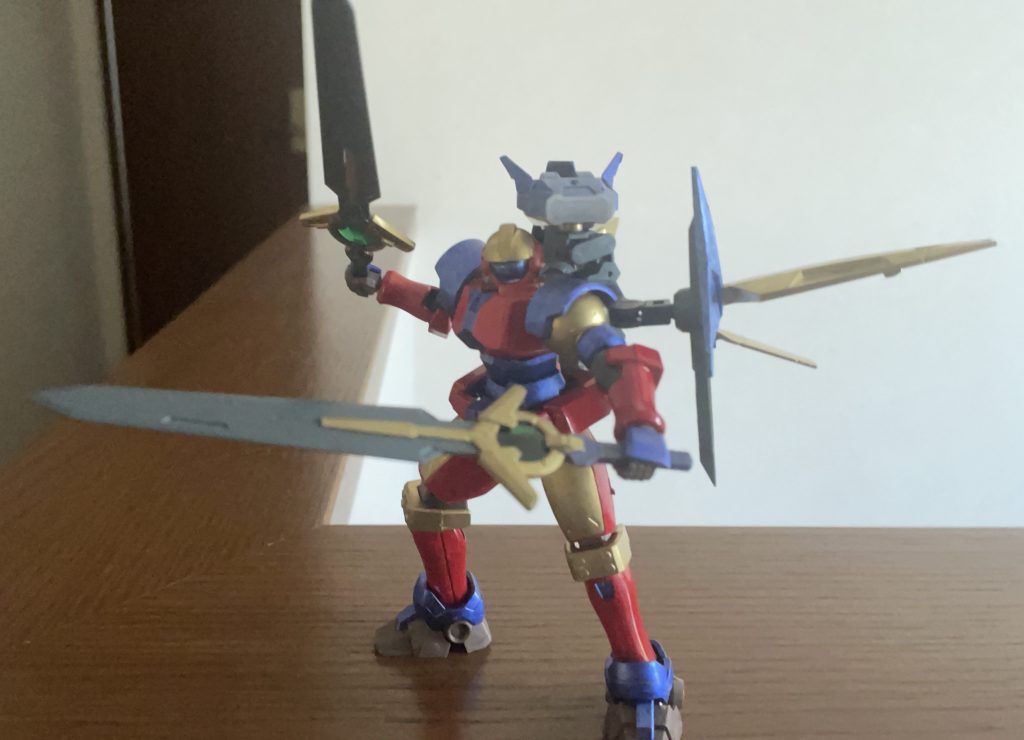 頭の上に展開される武装はクラウンビームキャノン本体のジェネレーターに直結した大出力のビーム砲可動式のアームで接続されており射角を調整できるそのまま撃っても強いがツインソードを翳すことでエネルギーをチャージできるのが最大の特徴である強化したヒーローが装着するヘッドギアがモチーフ